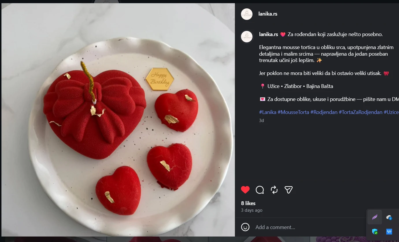 Crvena mousse tortica sa mašnom i tri mala srca
