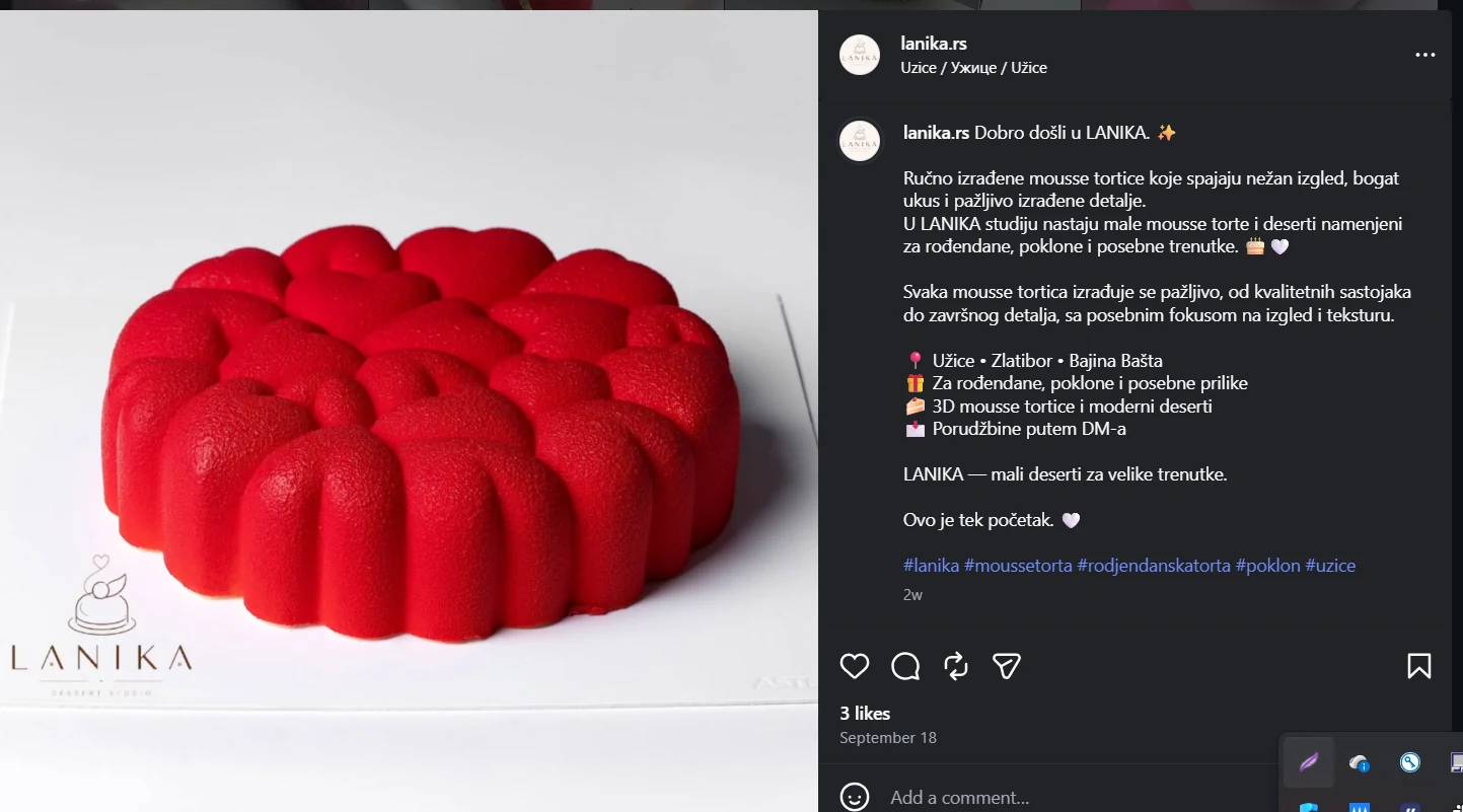 Crvena okrugla mousse torta sa reljefnim zaobljenim oblicima