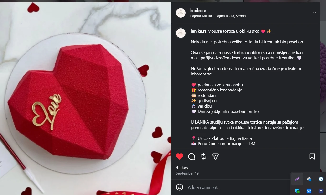 Crvena mousse tortica u obliku geometrijskog srca sa zlatnim natpisom Love