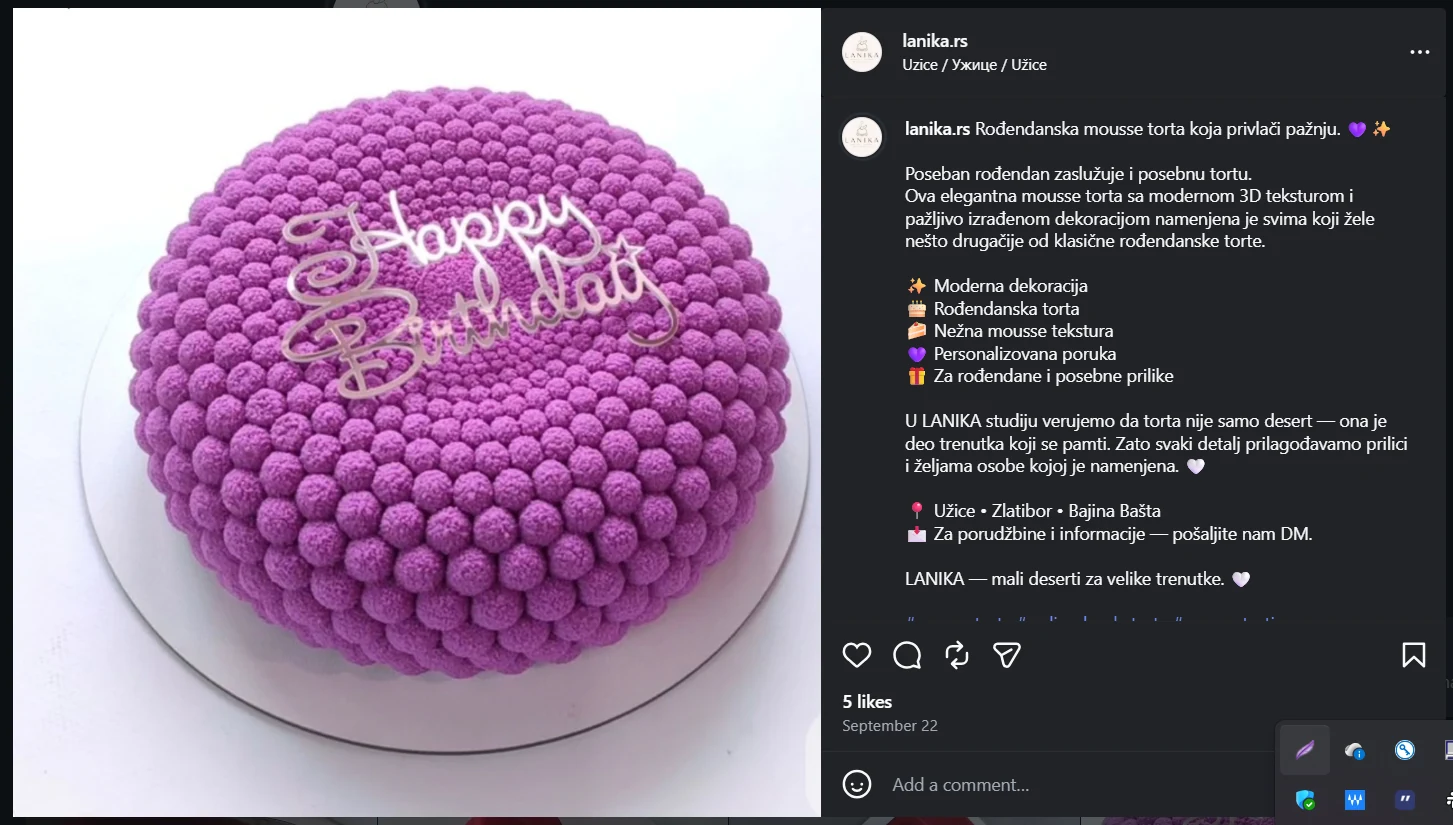 Ljubičasta rođendanska mousse torta sa kuglicama i natpisom Happy Birthday