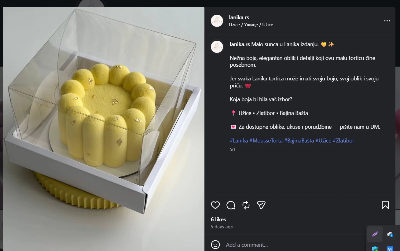 Žuta mousse tortica sa zlatnim detaljima u providnoj kutiji
